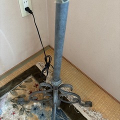 おしゃれなアンティーク調フロアランプの画像