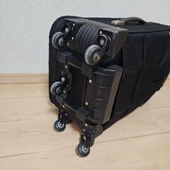 収納たっぷり　黒色　ソフト　スーツケースの画像
