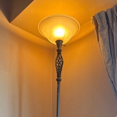 おしゃれなアンティーク調フロアランプの画像