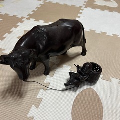 置物　牛に乗った少年の画像