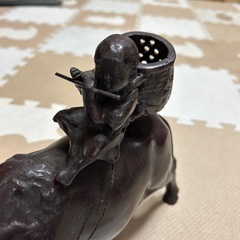 置物　牛に乗った少年の画像
