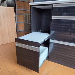 未使用 美品 サンプル品 食器棚 幅139.5cm 大型レンジ対応 食器棚 カップボード ブラック コンセント付き 引出し 引戸 ハイグロス 大容量の画像