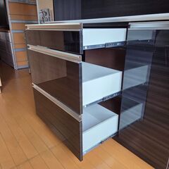 未使用 美品 サンプル品 食器棚 幅139.5cm 大型レンジ対応 食器棚 カップボード ブラック コンセント付き 引出し 引戸 ハイグロス 大容量の画像
