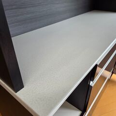 未使用 美品 サンプル品 食器棚 幅139.5cm 大型レンジ対応 食器棚 カップボード ブラック コンセント付き 引出し 引戸 ハイグロス 大容量の画像