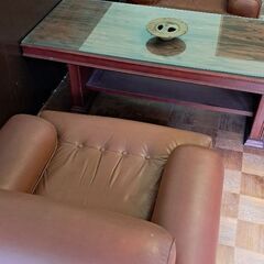 応接間の椅子とテーブルセットの画像