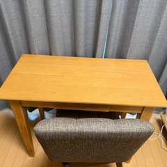 テーブルと椅子セットの画像