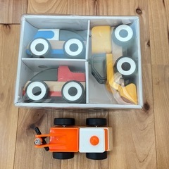 IKEA 木の車とガソリンスタンドセットの画像