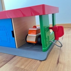 IKEA 木の車とガソリンスタンドセットの画像