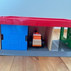 IKEA 木の車とガソリンスタンドセットの画像