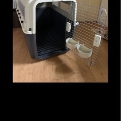  航空基準プラスチックペット旅行中型犬大型犬ケージ　XL キャスター無し　ペットキャリー、ペットクレート　ペット用給水器　ケージ取り付けタイプ付きの画像