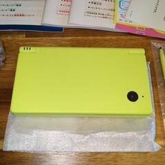 NintendoニンテンドーDSi ライムグリーン　本体と付属品の画像