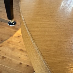 円形ダイニングテーブルの画像