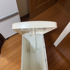 ゴミ箱 ペダル式のフタの画像