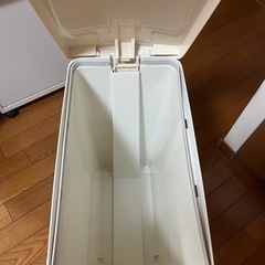 ゴミ箱 ペダル式のフタの画像