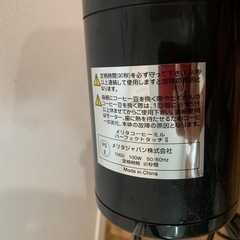 エスプレッソマシーンとコーヒーミルの画像