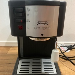 エスプレッソマシーンとコーヒーミルの画像