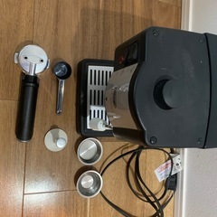 エスプレッソマシーンとコーヒーミルの画像