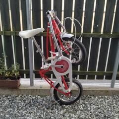 昭和レトロな折りたたみ自転車の画像