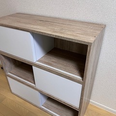 【LOWYA】収納棚3段、スライド扉付きの画像
