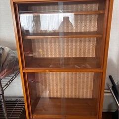 レトロ食器棚の画像