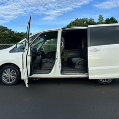 8人乗り☆ガソリン代 節約☆S-HYBRID入りました‼️26年式☆月々1.2万円〜分割払い可❗️車検2年付き！大人気☆ニッサン セレナ☆Bluetooth対応ナビ☆走行中DVD見れます☆ETC☆便利なバックカメラ☆ドラレコ付きのフル装備☆両側電動スライドドア☆ウィンカーミラー☆フル装備☆事故修復歴無し☆社外アルミ☆車内広々三列シート‼️の画像