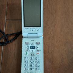 ドコモらくらくホンF-01M 充電器とストラップ付の画像
