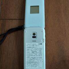 ドコモらくらくホンF-01M 充電器とストラップ付の画像