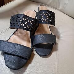 ちょっとヒールに高さがあるサンダルの画像