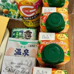 🉐石鹸ホルダーセット、入浴剤9つ、携帯シャンプーリンス、飲み物5本の画像