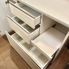 《売約済》【武蔵小山店】 ニトリ アルミナ 120KBWH　食器棚 キッチン収納 レンジ台 ガラス扉 ホワイト キッチンボード キッチンキャビネット 家具 中古家具 キッチンラック 収納棚 白 清潔感 引き出しの画像