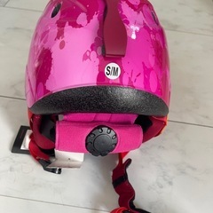 新品タグ付き子供用ヘルメットの画像