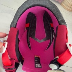 新品タグ付き子供用ヘルメットの画像