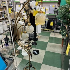 【ジャングルジャングル貝塚店】 ライト　アンティーク　オシャレ　かわいい　フロアライト　照明　明るい　貝塚　クリーニング済み　二色浜　ルームライト　花　薔薇　バラ　エモい　スタンドライト　スイッチ　電気　3灯　新生活　部屋の画像