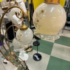【ジャングルジャングル貝塚店】 ライト　アンティーク　オシャレ　かわいい　フロアライト　照明　明るい　貝塚　クリーニング済み　二色浜　ルームライト　花　薔薇　バラ　エモい　スタンドライト　スイッチ　電気　3灯　新生活　部屋の画像