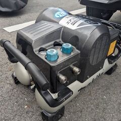 【美品】makita マキタ エアコンプレッサー AC220N 60Hzの画像