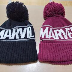①タグ付き未使用品と美品　ポンポン付きニット帽２枚　MARVEL　マーベル　黒　エンジの画像