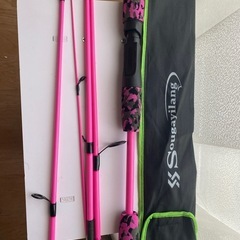ピンクのルアー釣り竿の画像