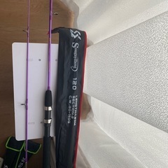 紫のルアー釣り竿の画像