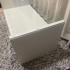 ガラスローテーブルの画像