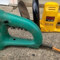 生け垣の剪定などに使う有線電動バリカンの画像