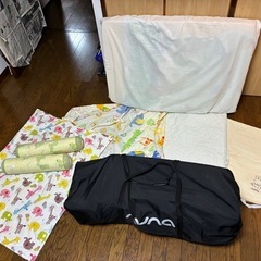 ベビーベッドと布団の画像
