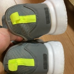 スニーカー　名前消しありの画像
