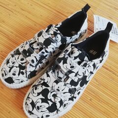H&M　Disney 　コラボ　総柄シューズ　スリッポン　19センチ　新品未使用の画像