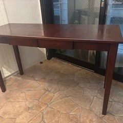 引き出し付木製テーブルの画像