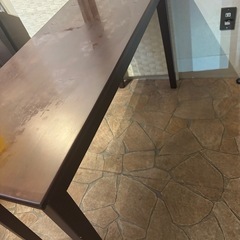 引き出し付木製テーブルの画像