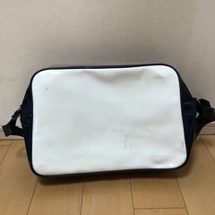 キャリーバッグ　バッグ　ボストンバック　ショルダーバッグ　　エナメルバッグの画像