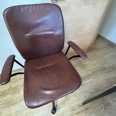 デスク、キャビネット、チェアの画像