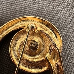 Kenneth Jay Lane GOLD SWIRL PINの画像