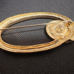 Kenneth Jay Lane GOLD SWIRL PINの画像
