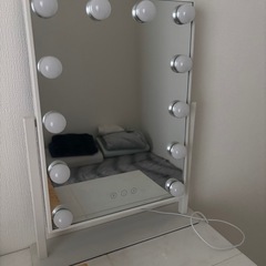 LEDライト付きメイクアップミラーの画像